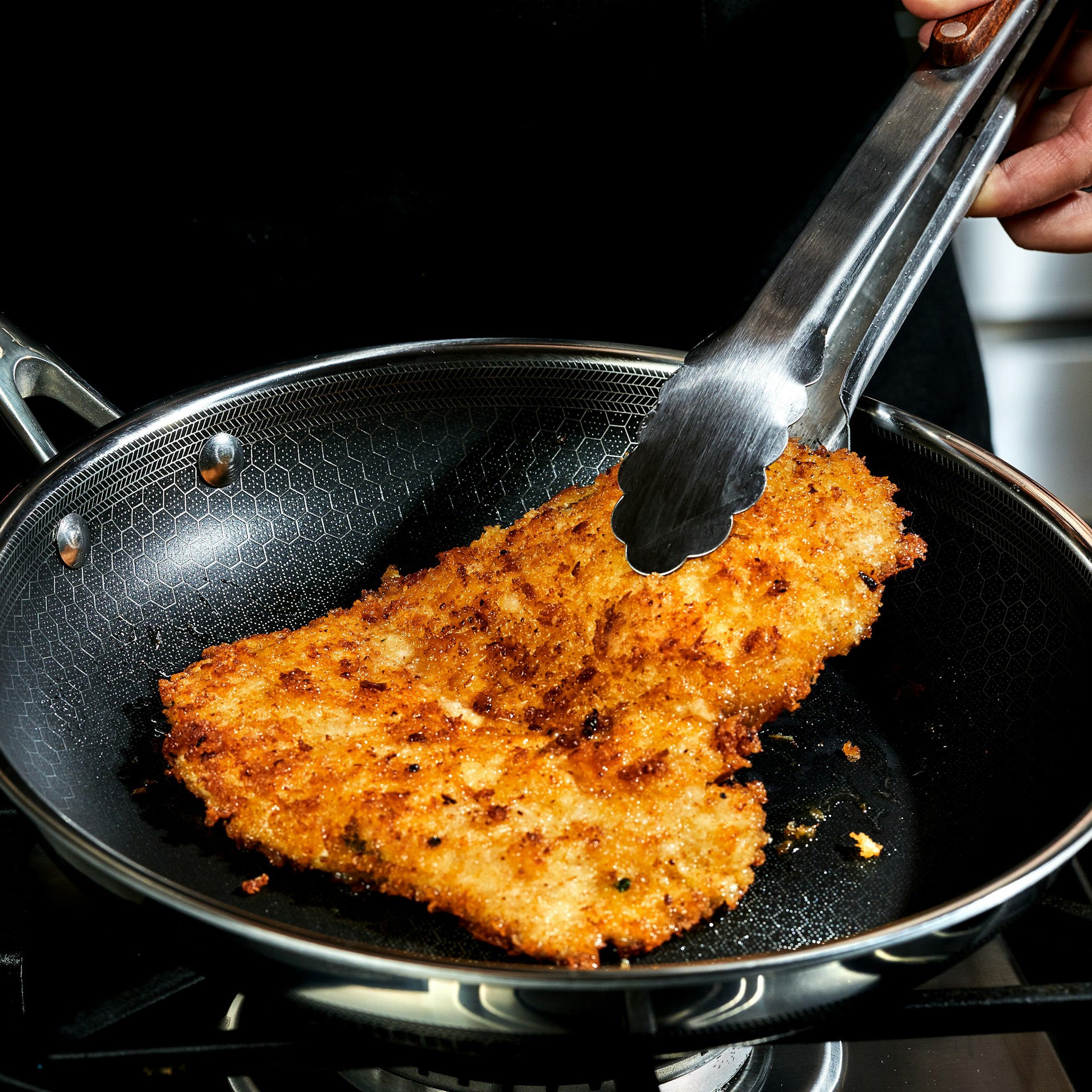 HexClad_10_HybirdFryingPan_CWPN10-C_ChickenParmSandwich_041724_KF_01_SQUARE