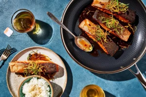 HexClad_12_HybridPan_CWPN12-C_SalmonWithGingerHoneyAndChilli_061725_KF_04